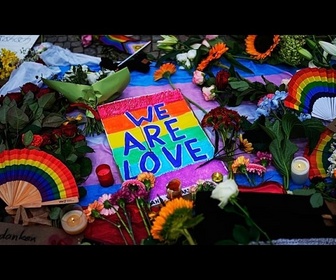 Replay À Berlin, des proches déposent fleurs et bougies après l'attaque mortelle de la Pride