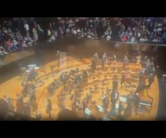 Replay Des manifestants perturbent l'Orchestre philharmonique d'Israël à Paris avec fumigènes et sirènes