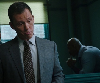 Replay New York Police Judiciaire - S22 E16 - Entre le marteau et l'enclume