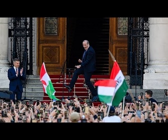 Replay Le futur ministre hongrois de la Santé Zsolt Hegedűs danse à la fête de Magyar