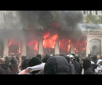 Replay L'office de tourisme de Lyon incendié lors de manifestations