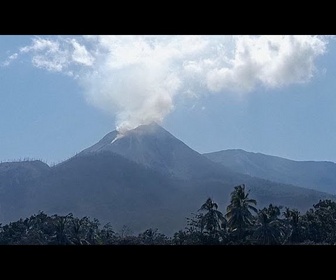 Replay No Comment : le volcan Lewotobi s'éveille, des milliers d'Indonésiens évacués