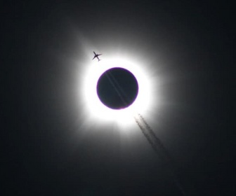 Replay L'image du jour - Les plus belles images de l'éclipse solaire totale qui a traversé l'Amérique du Nord