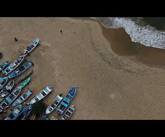 Replay À Acapulco, des habitants affrontent de grosses vagues pour sauver un bateau
