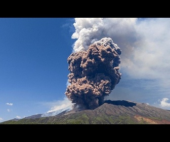 Replay Des images de drone montrent le téléphérique de l'Etna sur un paysage volcanique