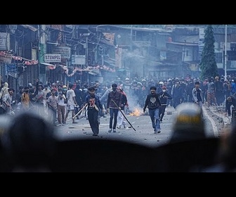 Replay Des étudiants affrontent la police anti-émeute à Jakarta à propos des avantages des députés