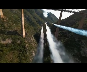 Replay No Comment. Des avions acrobatiques volent à l'envers sous le plus haut pont ferroviaire d'Europe