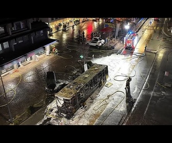 Replay Des habitants déposent des fleurs après l'incendie meurtrier d'un bus en Suisse occidentale