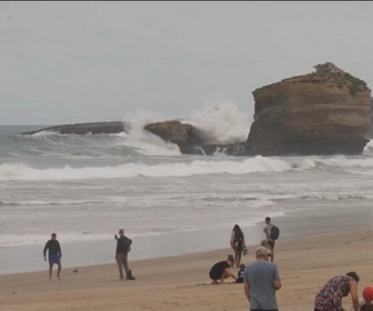 Replay Élément Terre, la quotidienne - Causée par l'ouragan Erin, une puissante houle déferle en France
