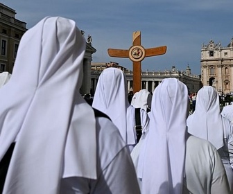 Replay De l'autel à Tiktok : les jeunes en quête spirituelle - ARTE Europe l'Hebdo