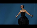 Replay Celine Dion surprend la Fashion Week de Paris lors du défilé L'Oréal
