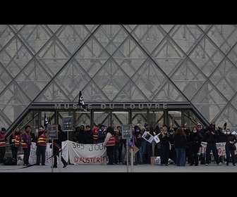 Replay Des manifestants bloquent les accès du musée du Louvre à Paris