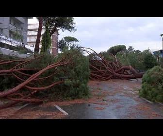 Replay Les stations touristiques italiennes frappées par une tempête violente, causant des dégâts