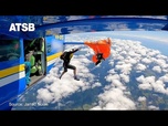Replay Son parachute accroché à la queue de l'avion, un parachutiste suspendu à 4 500 m