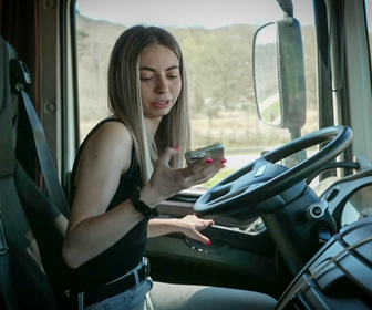 Replay Les routiers : profession chauffeur poids lourd - S3E5 - Ours du Jura et Laure